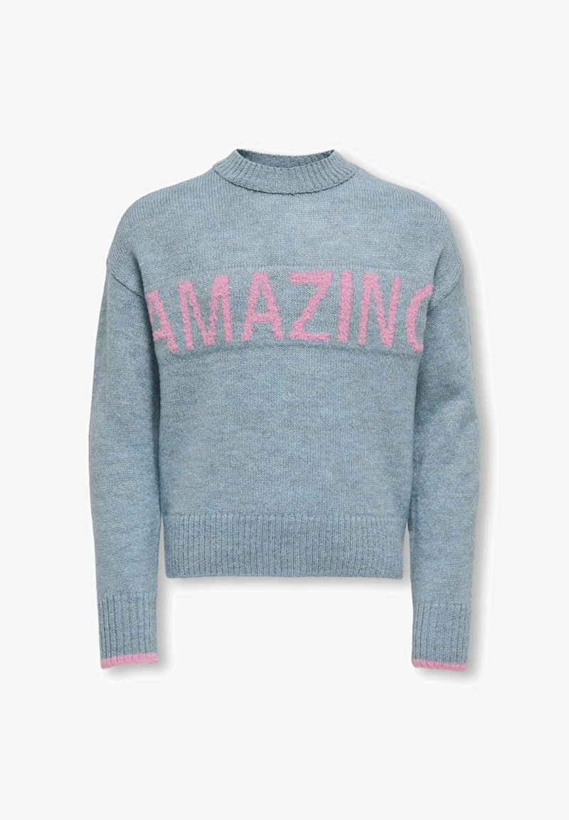 Modra pletena pulover z okroglim izrezom in dolgimi rokavi. Na prsih je napis "AMAZING" rožnate barve, z rožnatimi poudarki na manšetah.