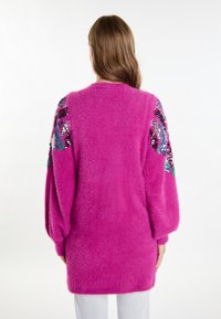 IZIA LOMASI - Cardigan - beerenpink