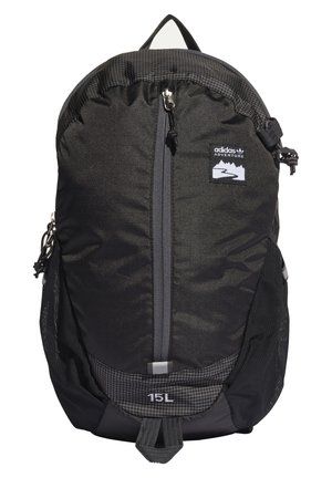 Czarny plecak Adidas Adventure 15L z pionowym suwakiem z przodu, bocznymi siateczkowymi kieszeniami, górnym uchwytem oraz naszywką z logo przedstawiającą górę i szlak.