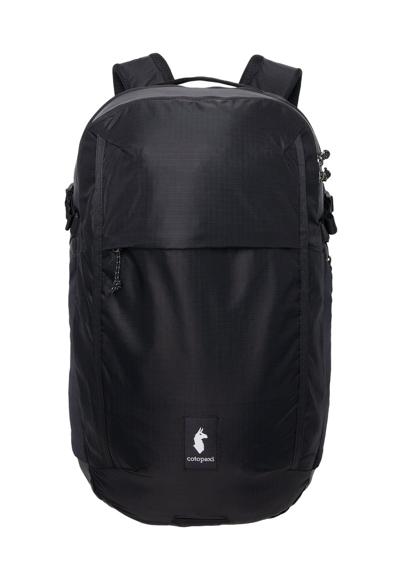 Zaino Cotopaxi nero con spallacci imbottiti, tasca frontale con zip e piccolo logo di un lama sul pannello frontale inferiore.