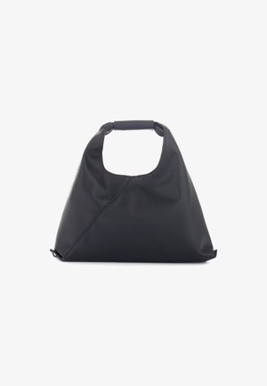 Borsa a tracolla nera triangolare in pelle con una corta maniglia imbottita e una sottile cucitura diagonale su uno sfondo bianco.