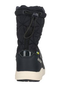 Svart vadderad boot med en texturerad ovandel, elastisk dragsnörning och en kontrasterande solid svart klack med en glänsande detalj.