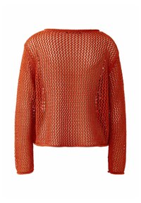 Oranje trui met lange mouwen en open gebreid, met een ronde hals en een licht cropped, boxy pasvorm, gezien van achteren.