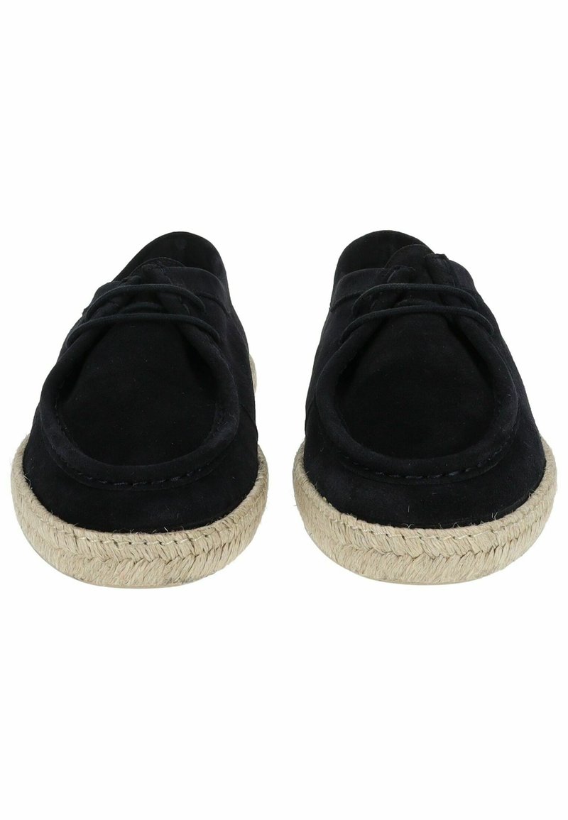 Scarpe slip-on nere in suede con suole in juta intrecciata, dotate di punta arrotondata e discreto dettaglio di lacci sulla tomaia.