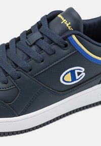 Champion RD18 LOW UNISEX - Basketballsko - navy/yellow/blue