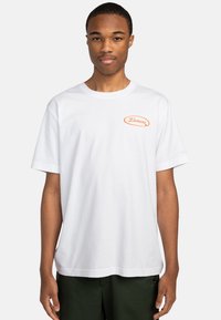 Hvid bomuld t-shirt med korte ærmer, rund udskæring og orange "Element" logo på venstre bryst. Enkel design, afslappet pasform.