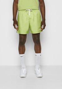 Nike Sportswear M NSW SPE WVN LND FLOW SHORT - Spodnji deli trenirk - vivid green/white
