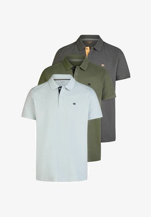 Drie poloshirts gestapeld. Kleuren: lichtblauw, olijfgroen en donkergrijs. Korte mouwen, met kraagontwerp, met een logo op de borst.