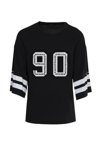 T-shirt nero a maniche corte con grande "90" bianco e dettagli a borchie. Dettagli a strisce bianche sulle maniche. Tessuto morbido e traspirante.