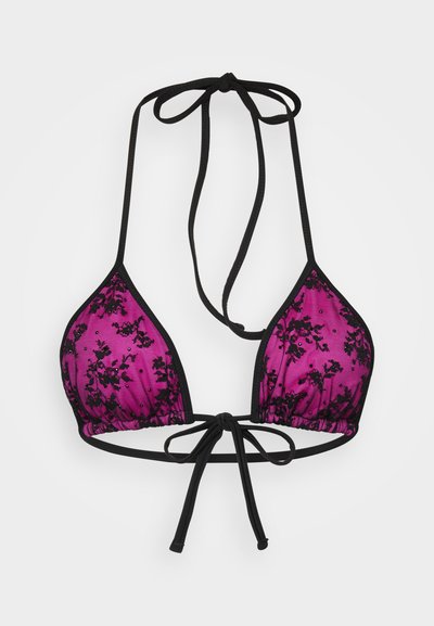 Trojuholníkový plavkový top v žiarivej ružovej farbe s čiernym kvetinovým vzorom; je vybavený tenkými čiernymi viazaniami na nastavenie a na okrajoch má zhromaždenú textúru.