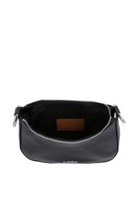 Černá kožená taška se zipovým uzávěrem, stříbrným kováním a vnitřní kapsou. Disponuje hladkým povrchem a uvnitř má béžovou koženou etiketu.