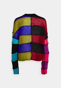 Pull à manches longues en tricot avec un design patchwork en blocs de bleu, jaune, rouge, noir, rose, violet et turquoise, soulignés de noir.
