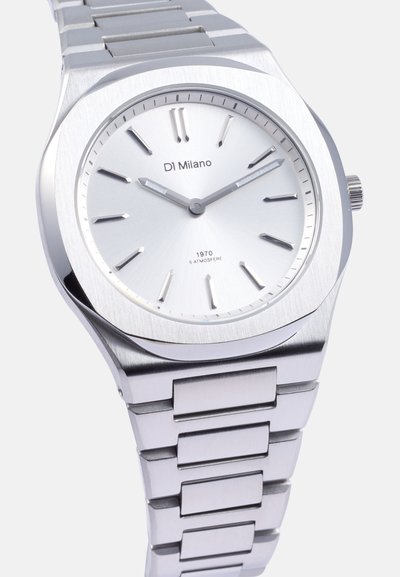 Ceas din oțel inoxidabil cu fața argintie periată, design minimalist și marcaje orare argintii. Dispune de o brățară robustă din linkuri metalice.