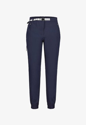 Marineblå koniske bukser med elastiske manchetter, lynlåslommer i siden og et bælte med geometrisk mønster ved taljen.