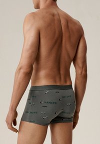 Szare bokserki z tkaniny z nadrukiem "GAMING" i małymi ikonami hantli, o gładkiej fakturze i elastycznym pasie.