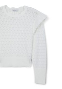 Weißer gestrickter Pullover mit strukturiertem Muster, rundem Ausschnitt und einem Rüschendetail an einer Schulter. Lange Ärmel mit gerippten Bündchen.