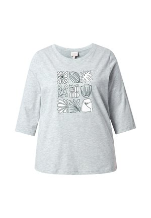 Camiseta gris claro de manga tres cuartos, con un diseño de arte lineal floral negro y el texto "Good" en una disposición cuadrada.