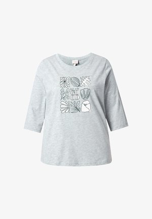 Camiseta gris claro de manga tres cuartos, con un diseño de arte lineal floral negro y el texto "Good" en una disposición cuadrada.