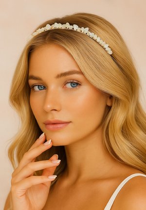 Haaraccessoire: een dunne, goudkleurige haarband versierd met kleine, glanzende, lichtgekleurde kralen, rustend op golvend blond haar.