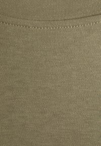 Tecido verde oliva, texturizado, com um padrão de malha suave e ligeiramente elástico; apresenta um design simples sem detalhes ou acessórios visíveis.