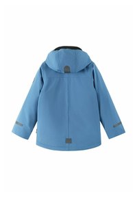 Giacca impermeabile blu con cappuccio, maniche lunghe e inserti riflettenti. Texture liscia con taglio dritto e patch del logo in basso.