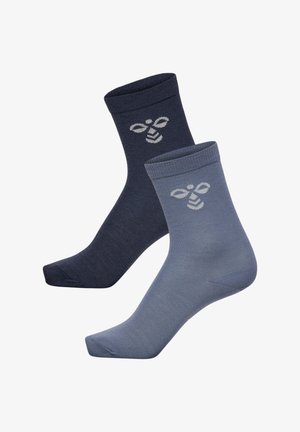 Twee mid-kuit sokken, één donkerblauw en één lichtblauw, elk met een wit bij logo bij de bovenste boord.