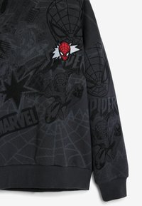 Zwarte sweatshirt met Spider-Man ontwerpen, een rood geborduurd logo, webpatronen en Marvel branding in een textuurafwerking.