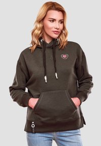 Felpa verde scuro in misto cotone con tasca a marsupio, cappuccio con cordino e un piccolo design ricamato a forma di cuore sul petto.