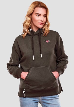 Felpa verde scuro in misto cotone con tasca a marsupio, cappuccio con cordino e un piccolo design ricamato a forma di cuore sul petto.