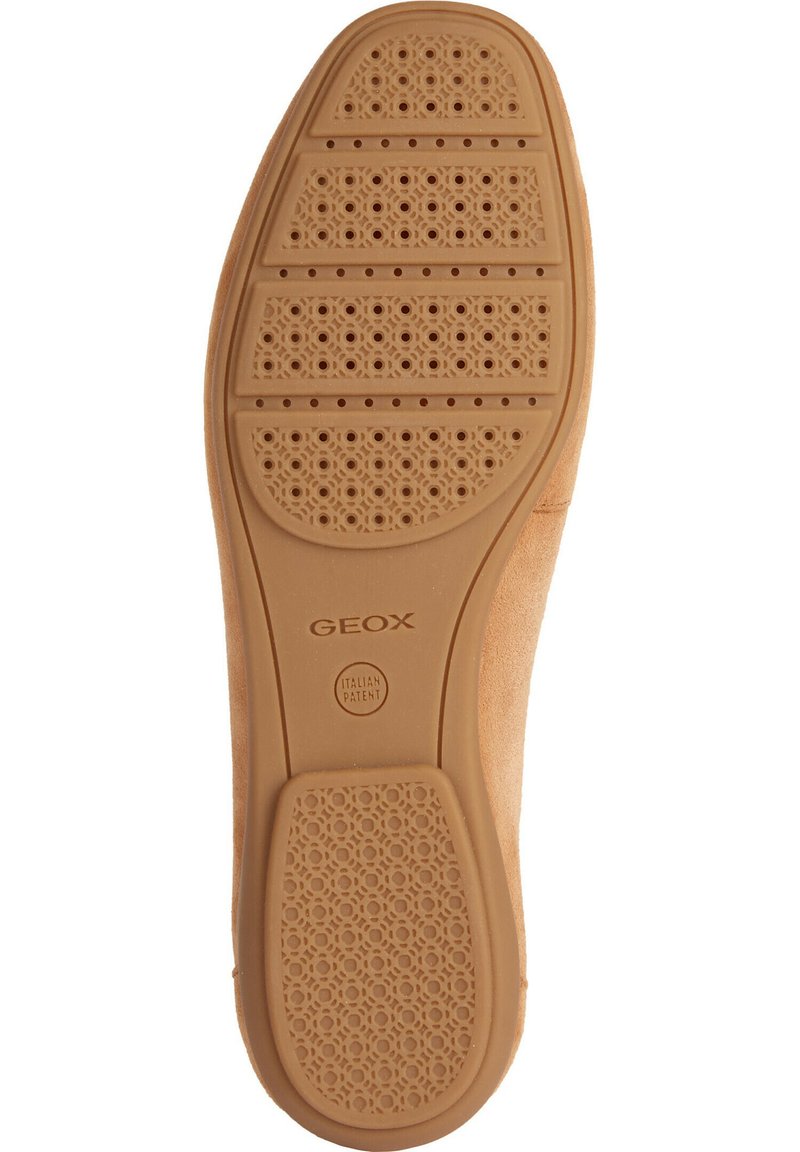 Semelle de chaussure en caoutchouc beige avec un design perforé. Présente des stries visibles et un motif circulaire. Marquée "GEOX" et "BREVET ITALIEN."