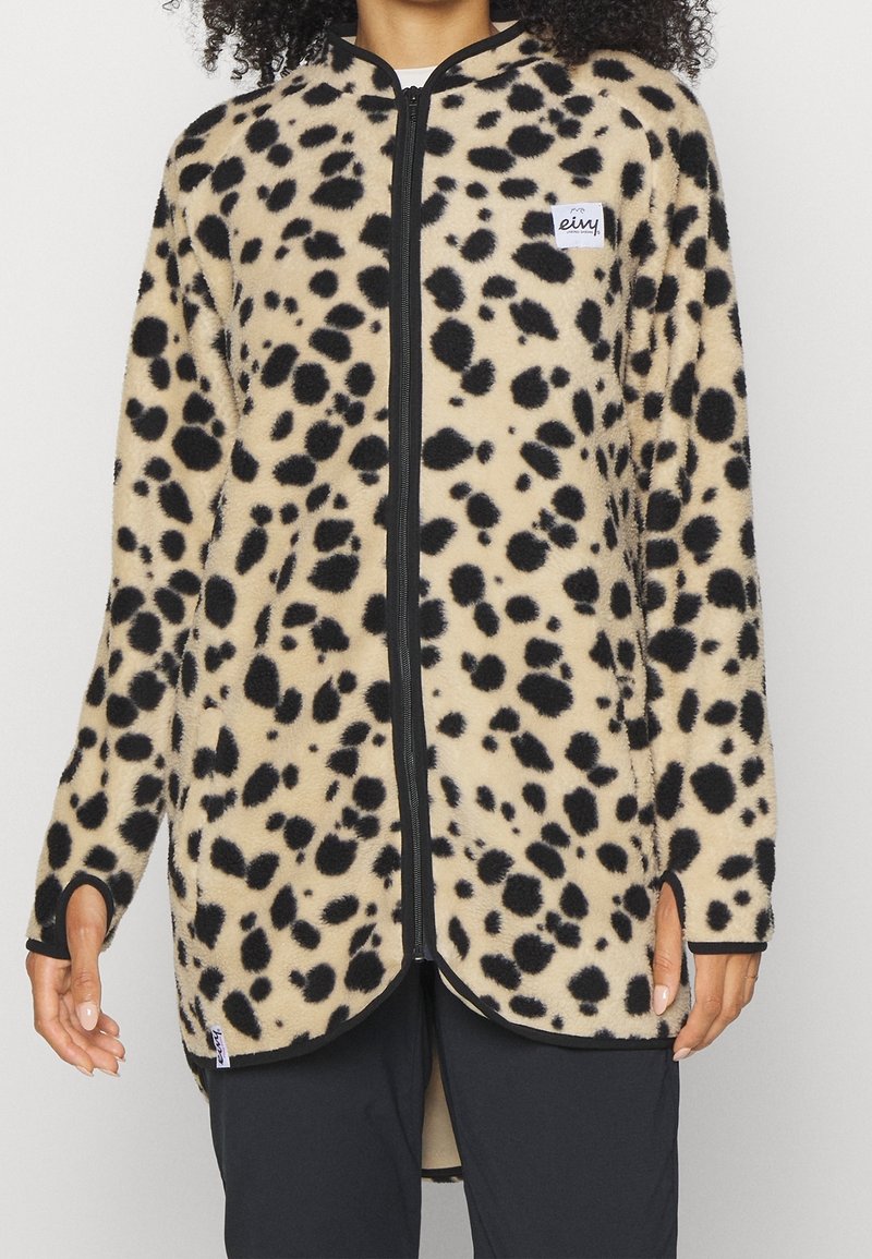 Hedvábná bunda s leopardím potiskem a černým zipem, zaobleným lemem a bočními kapsami. Měkká textura a rukávy střední délky. Nášivka značky na hrudi.