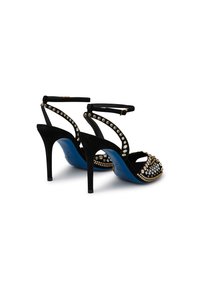 Sandali con tacco alto in suede nero con accenti di gioielli, punta aperta, cinturini alla caviglia e suola blu. Presentano decorazioni circolari decorative.