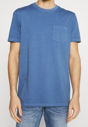 Sininen puuvillainen t-paita, jossa on lyhyet hihat, pyöreä pääntie ja etuvarustettu rintatasku. Tasainen pinta ja rento istuvuus.