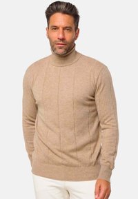 Pull col roulé beige en doux tricot, avec des poignets et un ourlet côtelés, et des détails de panneaux verticaux sur le devant.