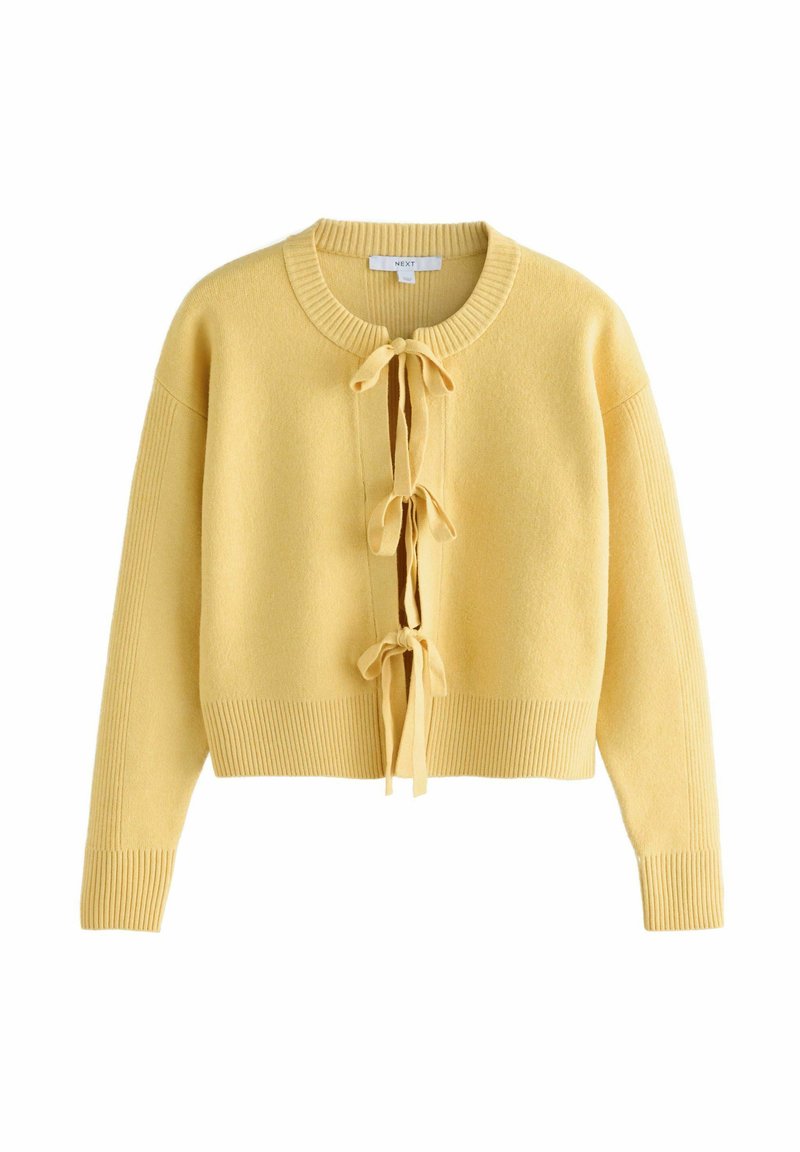 Gelbe gestrickte Strickjacke mit langen Ärmeln, gerippten Bündchen und Saum sowie drei vorderen Schleifenverschlüssen.