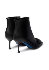 Stivaletti neri in pelle con superficie liscia, punta affusolata e sottile tacco a stiletto. Presentano un accento interno blu e chiusura con zip.