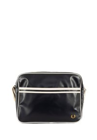 Borsa sintetica nera con due strisce bianche, logo dorato, forma rettangolare, chiusura con zip e tracolla regolabile.