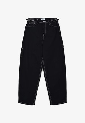 Pantaloni cargo neri con cuciture bianche a contrasto, grandi tasche laterali e vita con cinture; realizzati in un tessuto robusto, design a gamba dritta.