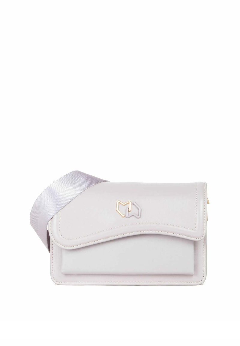 Lysegrå faux lædertaske med en guld hardware accent, buet klaplukning og et satinbånd i en matchende farve. Struktureret rektangulær form.