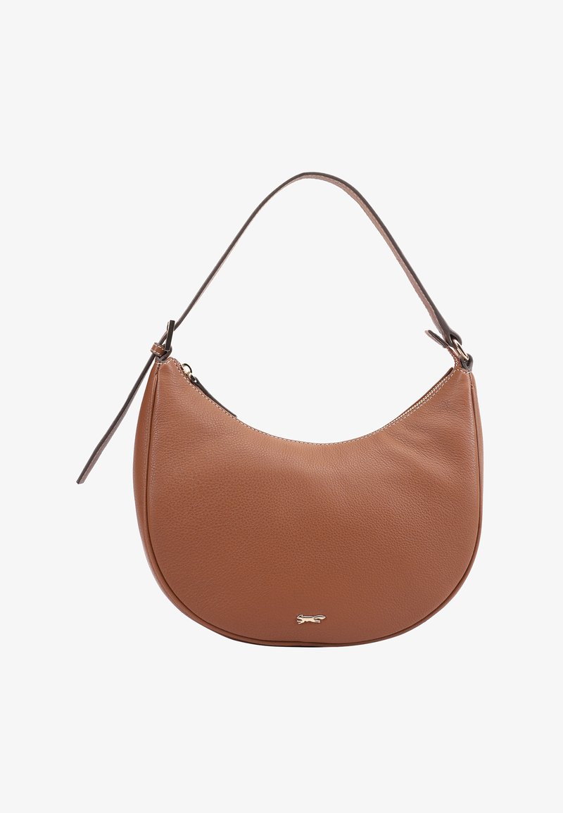 Bruine leren hobo-tas met een gladde textuur, gebogen vorm, een rits sluiting en een korte afneembare schouderriem. Gouden logo-accent zichtbaar.