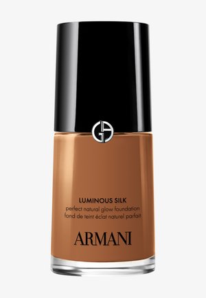 Foundation-Flasche mit der Aufschrift "Luminous Silk" von Armani, schwarze Kappe und mittelbraune Flüssigfoundation innen.