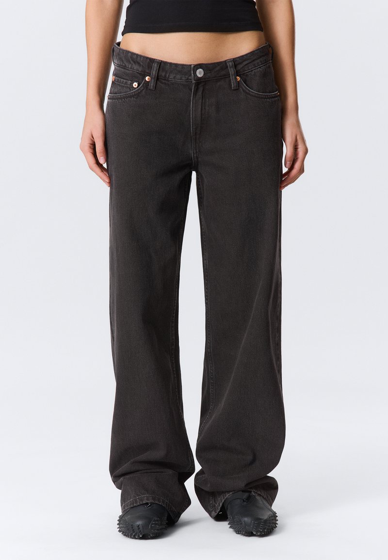 Weit geschnittene, dunkelgraue Jeans aus Denim mit fünf Taschen, kupferfarbenen Beschlägen und glatter Textur.
