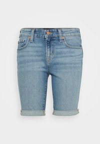 Vaaleansiniset farkkushortsit, joissa on käännetty helma, nappisuljenta, viiden taskun design ja hienovarainen haalistuma.