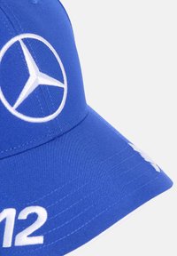 Cappello blu in tessuto, con un grande logo Mercedes-Benz bianco e il numero "12" ricamato in bianco sulla visiera.