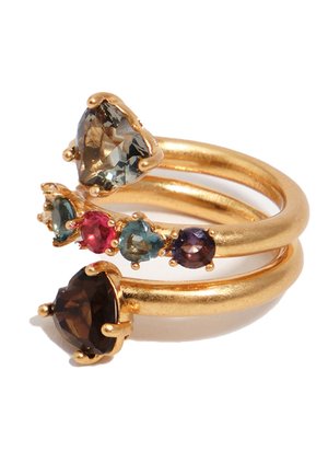 Conjunto de anillos espirales de oro con dos grandes gemas en forma de corazón y cuatro gemas redondas multicolores más pequeñas dispuestas decorativamente.