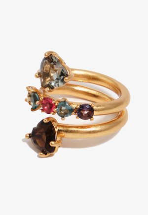 Ensemble de bagues en spirale en or serties de deux grandes pierres précieuses en forme de cœur et de quatre pierres rondes multicolores plus petites, disposées de manière décorative.