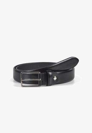 Zwarte leren riem met een gladde textuur, voorzien van een zilveren metalen gesp en een enkele drukknoopdetail op de band.