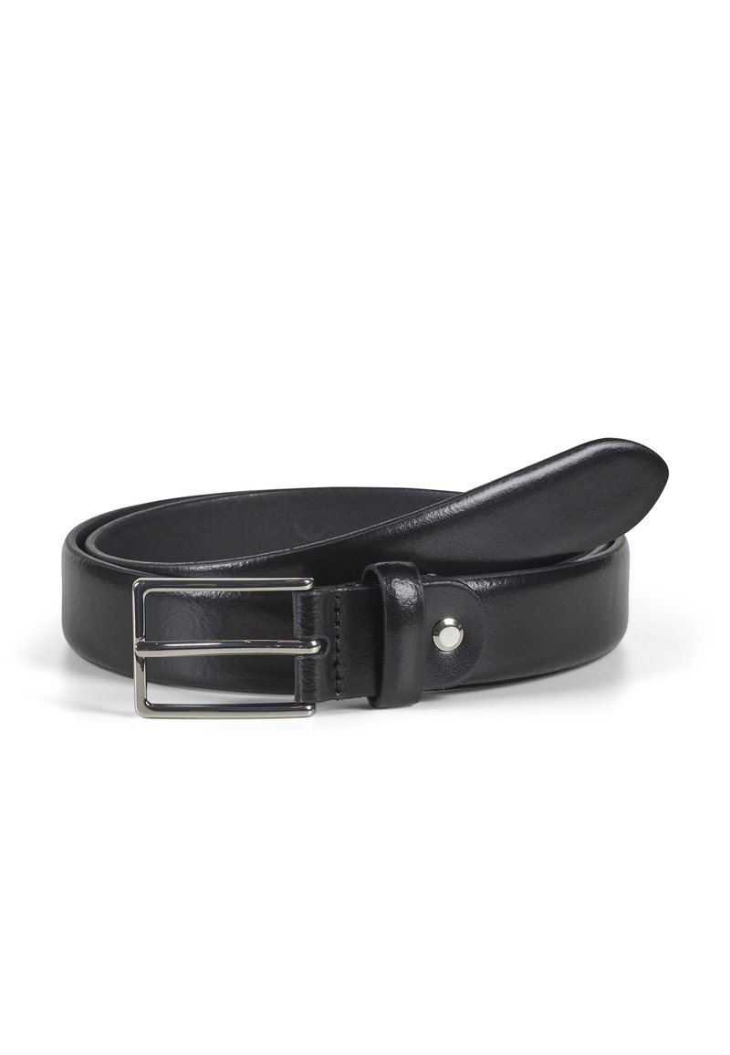 Cinturón de cuero negro con una textura suave, que presenta una hebilla de metal plateado y un detalle de broche único en la correa.