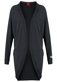 Dlouhý černý cardigan s otevřeným předním dílem, dlouhými rukávy, dvěma předními kapsami, žebrovanými manžetami a malou bílou štítkovou nášivkou na levém rukávu.