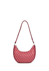 Sac à main rouge matelassé en forme de demi-lune, présentant un motif texturé et une bandoulière unique pour le porter à l'épaule. Fermeture à glissière ajustable.